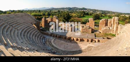 Odeum romain de Nicopolis ancien point de repère culturel en Grèce large panorama. Construction de théâtre historique en marbre, vue panoramique sur la scène au centre. Banque D'Images