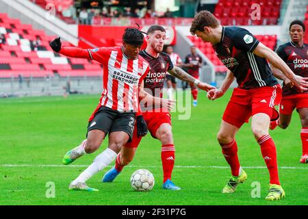 EINDHOVEN, PAYS-BAS - MARS 14: Noni Madueke de PSV Eindhoven, Marcos Senesi de Feyenoord et Eric Botteghin de Feyenoord pendant les Eredivis néerlandais Banque D'Images