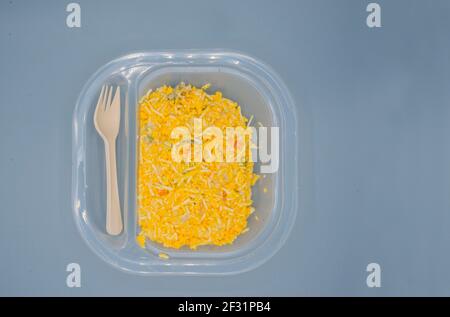 Salade russe dans un récipient en plastique. Espagne. Banque D'Images