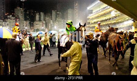 COURSES INTERNATIONALES DE CHAMPIONNAT DE JOCKEYS À HAPPY VALLEY HONG KONG 11/12/2002 D.OLIVER SUR MENDOZA APRÈS LA 3ÈME COURSE DE CHAMPIONNAT. PHOTO DAVID ASHDOWNRACING Banque D'Images