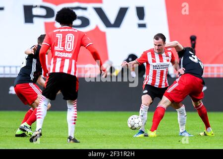 EINDHOVEN, PAYS-BAS - MARS 14 : Jens Toornstra de Feyenoord Rotterdam, Pablo Rosario de PSV, Mario Götze de PSV, Eric Botteghin de Feyenoord Rotter Banque D'Images