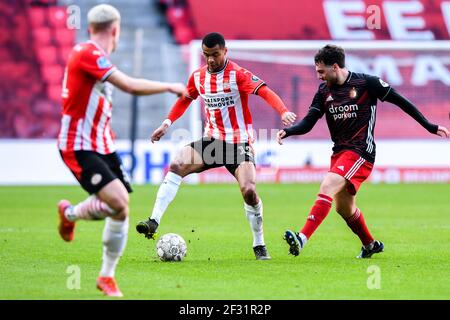 EINDHOVEN, PAYS-BAS - MARS 14: Cody Gakpo de PSV, Orkun Kokcu de Feyenoord Rotterdam pendant le match néerlandais Eredivisie entre PSV Eindhoven et F Banque D'Images