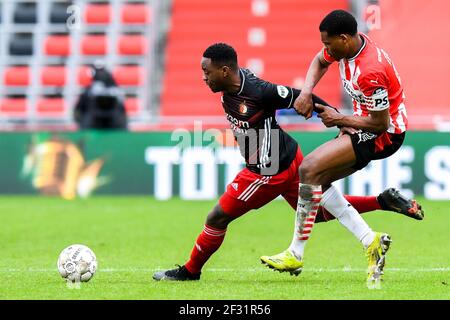 EINDHOVEN, PAYS-BAS - MARS 14: Les HAP de Rigeciano de Feyenoord Rotterdam, Denzel Dumfries de PSV pendant le match hollandais Eredivisie entre PSV Eindhov Banque D'Images