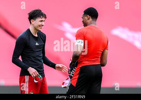 EINDHOVEN, PAYS-BAS - MARS 14: Steven Berghuis de Feyenoord Rotterdam, Denzel Dumfries de PSV pendant le match hollandais Eredivisie entre PSV Eindho Banque D'Images