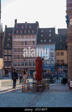 Strasbourg, France, le 21 septembre 2020 : les gens se promenent sur la place de la Cathédrale dans la vieille ville de Strasbourg, France Banque D'Images