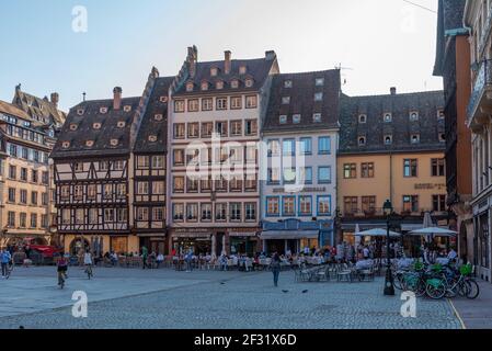 Strasbourg, France, le 21 septembre 2020 : les gens se promenent sur la place de la Cathédrale dans la vieille ville de Strasbourg, France Banque D'Images