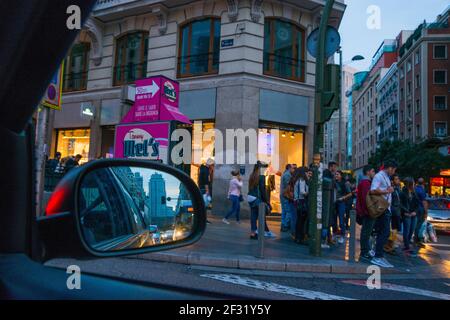 Gran via Street vue depuis l'intérieur d'une voiture à la tombée de la nuit. Madrid, Espagne. Banque D'Images