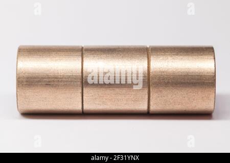 Paliers en bronze à manchon sur fond blanc, macro photo avec mise au point sélective Banque D'Images