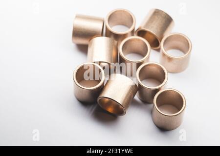 Le groupe de paliers en bronze de manchon est sur fond blanc, photo de studio de gros plan avec mise au point sélective Banque D'Images