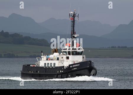 SD Oronsay, un appel d'offres de la classe Oban exploité par Serco Marine Services, revenant à sa base de Great Harbour à Greenock sur le Firth de Clyde. Banque D'Images