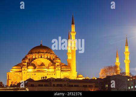 Mosquée Suleymaniye avec éclairage nocturne. La plus grande mosquée d'Istanbul, en Turquie Banque D'Images