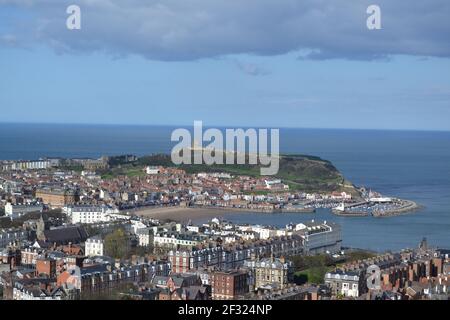 Vue sur Scarborough South Bay et le château - destination de vacances côtière - Journée ensoleillée, mer calme et ciel bleu - Yorkshire Coast Banque D'Images