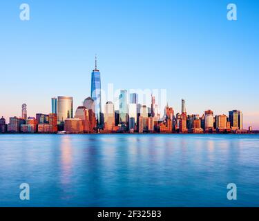 New York Skyline, Lower Manhattan avec Freedom Tower et World Financial Center, Hudson River, New York. Banque D'Images