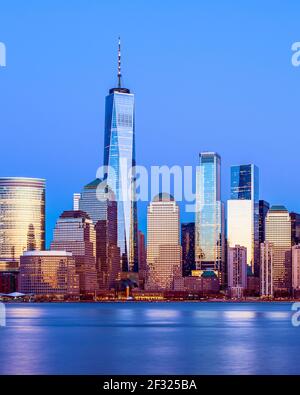 Tour de la liberté à Dusk avec Lower Manhattan Skyline et World Financial Center, Hudson River, New York. Banque D'Images
