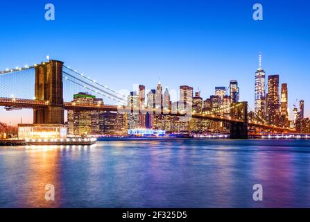 New York Skyline, Lower Manhattan Financial District, The East River, Brooklyn Bridge et One WTC, Freedom Tower, New York. Banque D'Images