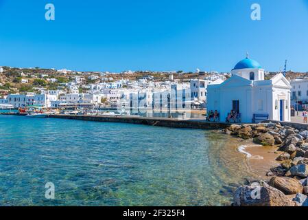 Mykonos, Grèce, 27 septembre 2020 : église d'Agios Nikolaos dans l'ancien port de Mykonos en Grèce Banque D'Images