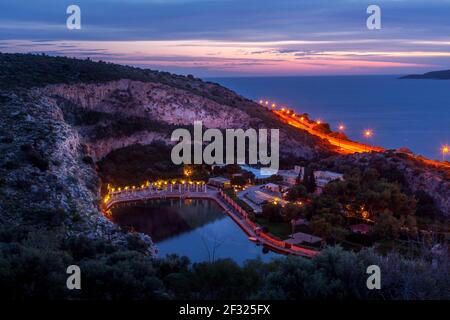 Après une heure de coucher du soleil au lac Vouliagmeni, une station balnéaire populaire de la Riviera d'Athènes, dans la région d'Attica, Athènes, Grèce, Europe. Banque D'Images