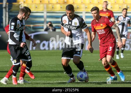 PARME, ITALIE - MARS 14: Graziano Pelle de Parme Calcio et Roger Ibanez d'AS Roma pendant la série UN match entre Parme Calcio et AS Roma au Stadio Ennio Tardini le 14 mars 2021 à Parme, Italie (photo de Ciro Santangelo/Orange Pictures) Banque D'Images