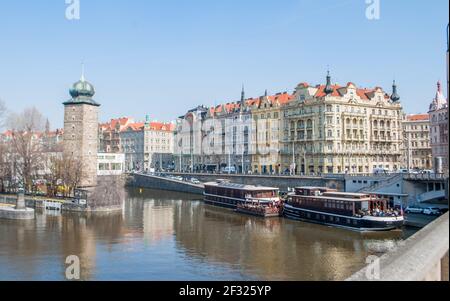 Prague, République tchèque, 21 mars 2019: Maison sur le remblai. Bateaux sur la Vltava tournée européenne Banque D'Images