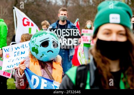 LA HAYE, PAYS-BAS - 14 MARS : des manifestants sont vus lors d'une manifestation contre le changement climatique le 14 mars 2021 à la Haye, pays-Bas, quelques jours avant les élections générales de mars 17 et dans le cadre de manifestations autour du pays qui ont servi de consternation contre le changement climatique. (Photo de Niels Wenstedt/BSR Agency/Alay Live News) DEN HAAG - Demonstranten bijeen op de Koekamp à Den Haag voor het KlimaatAlarm. Van Groningen tot Maastricht en Terneuzen tot Hoorn, op ruim 40 locaties gaat op zondag 14 maart in het hele Land om 15:00 uur het KlimaatAlarm af. Vanuit huis, tijdens coronaproof demonstr Banque D'Images