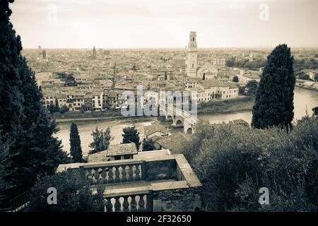 Italie,Vérone, une image en noir et blanc de la ville de Vérone telle que vue du Museo Archeologico. Banque D'Images