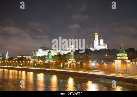 Vue nocturne sur la Moskva et le Kremlin, Russie, Moscou Banque D'Images