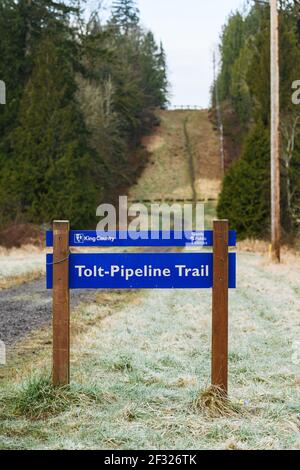 Signalisation bleue et blanche du comté de King pour Tolt-Pipeline Trail le long Kelly Road près de Duvall dans l'État de Washington comme la piste s'élève au loin Banque D'Images