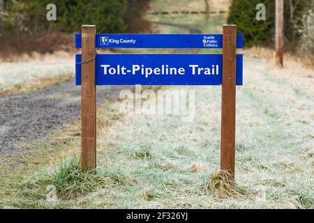 Signalisation bleue et blanche du comté de King pour Tolt-Pipeline Trail le long Kelly Road près de Duvall dans l'État de Washington Banque D'Images