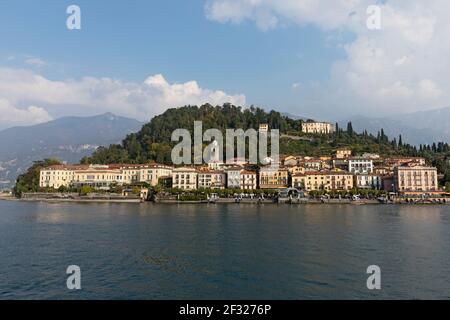 Italie, Lombardie, Bellagio, vue sur le village depuis le lac Banque D'Images