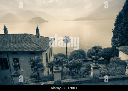 Italie, Varenna, Villa Monastero est une villa éclectique construite dans le style nordique. Le site était à l'origine un couvent cistercien, fondé à la fin du Banque D'Images