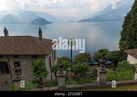 Italie, Varenna, Villa Monastero est une villa éclectique construite dans le style nordique. Le site était à l'origine un couvent cistercien, fondé à la fin du Banque D'Images