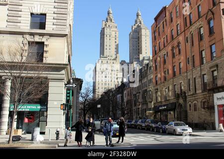 Scène de rue dans l'Upper West Side, en arrière-plan, deux tours jumelles du San Remo, bâtiment emblématique des Beaux-Arts par Emery Roth, construit en 1930 Banque D'Images