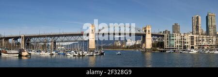 Panorama cousu de False Creek avec le pont de la rue Burrard à l'arrière-plan de l'île Granville, Vancouver (Colombie-Britannique), Canada Banque D'Images