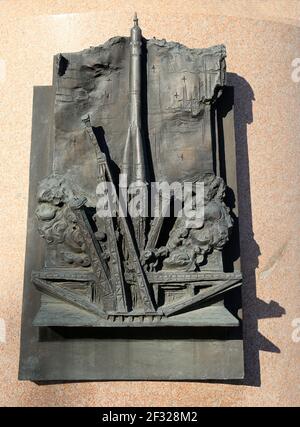 Détail du monument à Sergey Korolev (Concepteur en chef du Programme spatial soviétique) dans le parc à l'extérieur du musée cosmonautics, près de l'exposition VDNK Banque D'Images