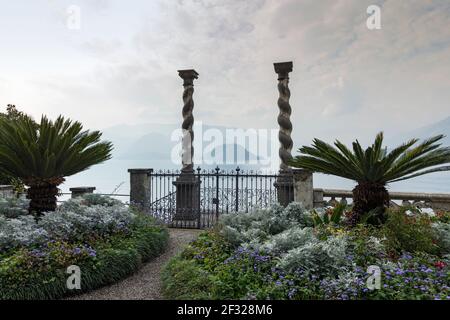 Italie, Varenna, Villa Monastero est une villa éclectique construite dans le style nordique. Le site était à l'origine un couvent cistercien, fondé à la fin du Banque D'Images