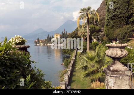 Italie, Varenna, Villa Monastero est une villa éclectique construite dans le style nordique. Le site était à l'origine un couvent cistercien, fondé à la fin du Banque D'Images