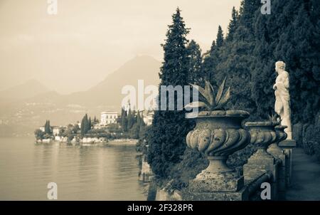 Italie, Varenna, Villa Monastero est une villa éclectique construite dans le style nordique. Le site était à l'origine un couvent cistercien, fondé à la fin du Banque D'Images