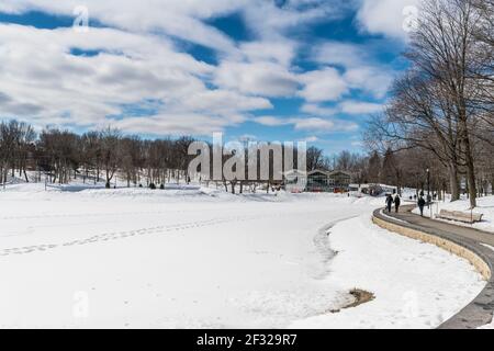 Lac Beaver gelé sur le mont Royal, hiver, avec chalet public en arrière-plan Montréal, QC Banque D'Images