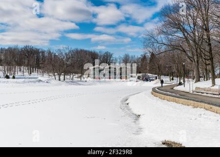 Lac Beaver gelé sur le mont Royal, hiver, avec chalet public en arrière-plan Montréal, QC Banque D'Images