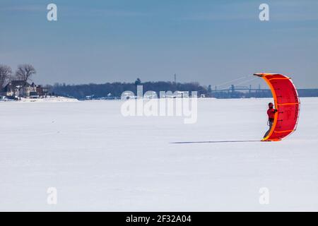 Personne se préparant au kite ski sur le lac Saint-Louis, lac gelé d'hiver, Dorval, QC Banque D'Images