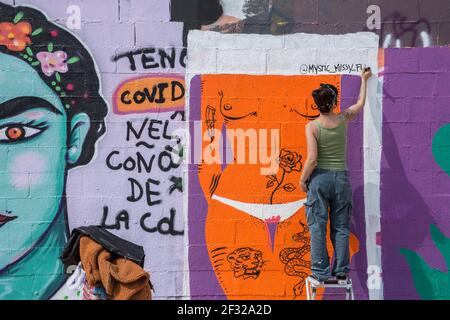 Un démonstrateur féminin est vu graffiti écrire sur le mur pendant la journée de l'art féminin.les collectifs féministes latino-américains ont organisé une journée d'art féminin avec des peintures, graffiti, musique et des présentations aujourd'hui à Barcelone. Banque D'Images