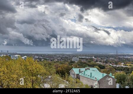 Ciel orageux et ville de Montréal, début automne, Villa Maria école privée en premier plan, Montréal, QC Banque D'Images