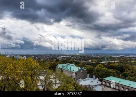 Ciel orageux et ville de Montréal, début automne, Villa Maria école privée en premier plan, Montréal, QC Banque D'Images