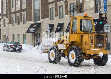 Chasse-neige déneigement après la tempête de neige, 2017 mars, Montréal, QC Banque D'Images