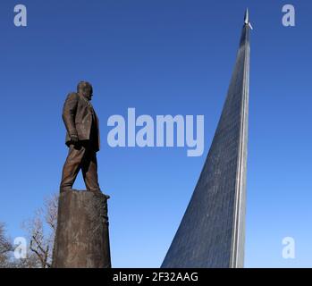 Statue de Sergey Korolev (Concepteur en chef du Programme spatial soviétique) dans le parc à l'extérieur du musée cosmonautics, près du centre d'exposition VDNK, Moscou Banque D'Images