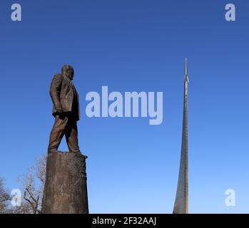 Statue de Sergey Korolev (Concepteur en chef du Programme spatial soviétique) dans le parc à l'extérieur du musée cosmonautics, près du centre d'exposition VDNK, Moscou Banque D'Images