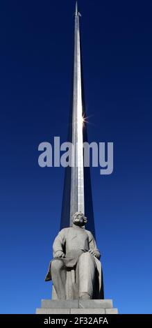 Monument aux conquérants de l'espace et statue de Konstantin Tsiolkovsky, précurseur de l'astronautique, à Moscou, en Russie Banque D'Images