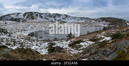 Vue imprenable sur le lac gelé en Norvège. Paysage de fjords panoramique à couper le souffle en hiver, beauté calme de la nature Banque D'Images