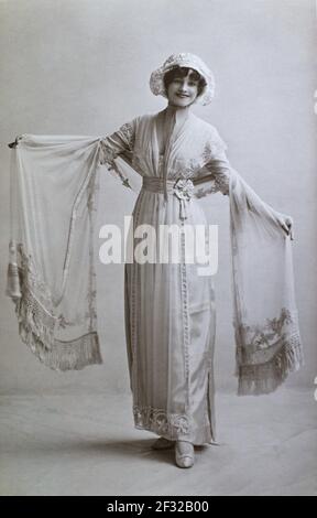 La célèbre actrice et chanteuse anglaise édouardienne Gertie Millar (1879-1952), tirée d'une carte postale photographique de l'époque. Banque D'Images