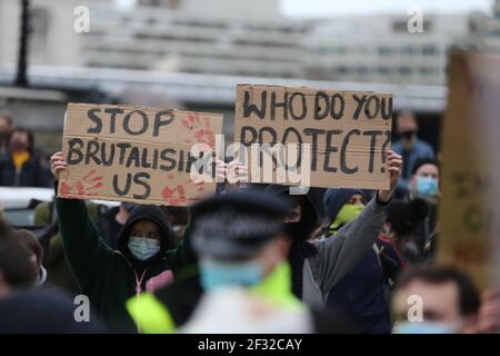 Londres, Angleterre, Royaume-Uni. 14 mars 2021. Les manifestants rassemblés devant le New Scotland Yard ont marché jusqu'à la place du Parlement pour récupérer ces rues de rassemblement pour Sarah Everard qui a été enlevée et assassinée la semaine dernière au Royaume-Uni. Un policier a été inculpé hier devant un tribunal de Londres. Credit: Tayfun Salci/ZUMA Wire/Alay Live News Banque D'Images